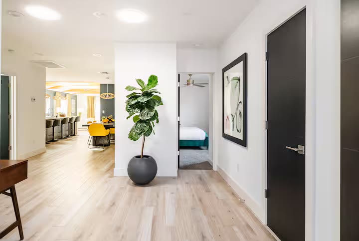 Modern All-En-Suite Home - Interior Decor Modern All-En-Suite Home interior decor at a direct-booking vacation rental in Phoenix, Arizona