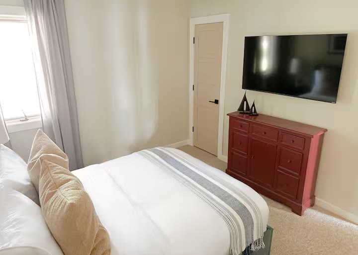 The Angler's Canoe Lake House - Primary Bedroom The Angler's Canoe Lake House primary bedroom at a direct-booking vacation rental in Cedar Bluff, Alabama
